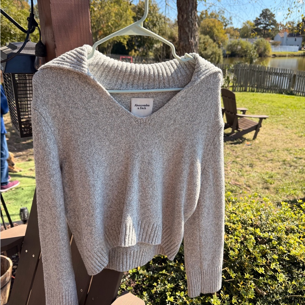 Abercrombie & Fitch sweater